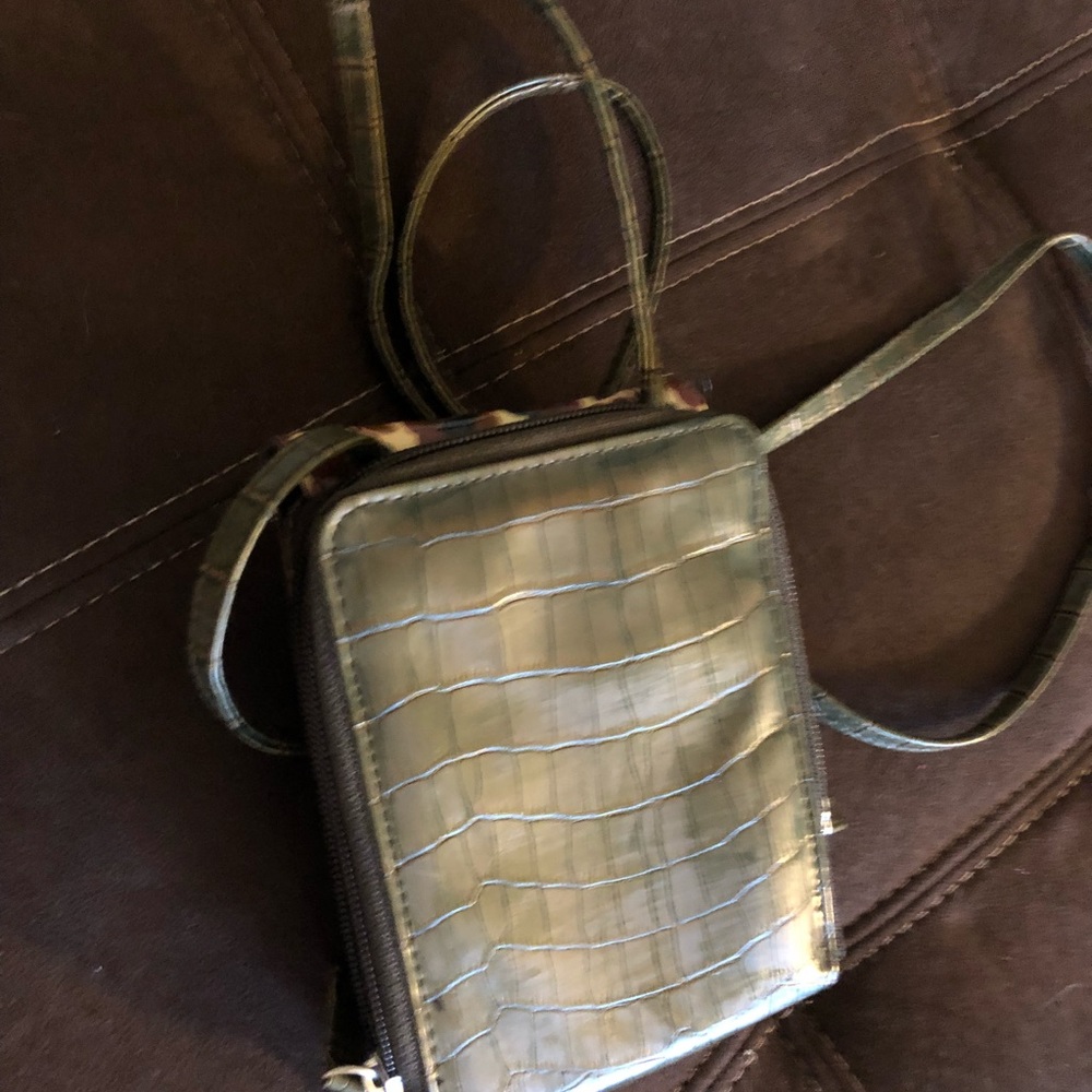 Cross Body purse. Snap close. Brand new! - Picture 4 of 4